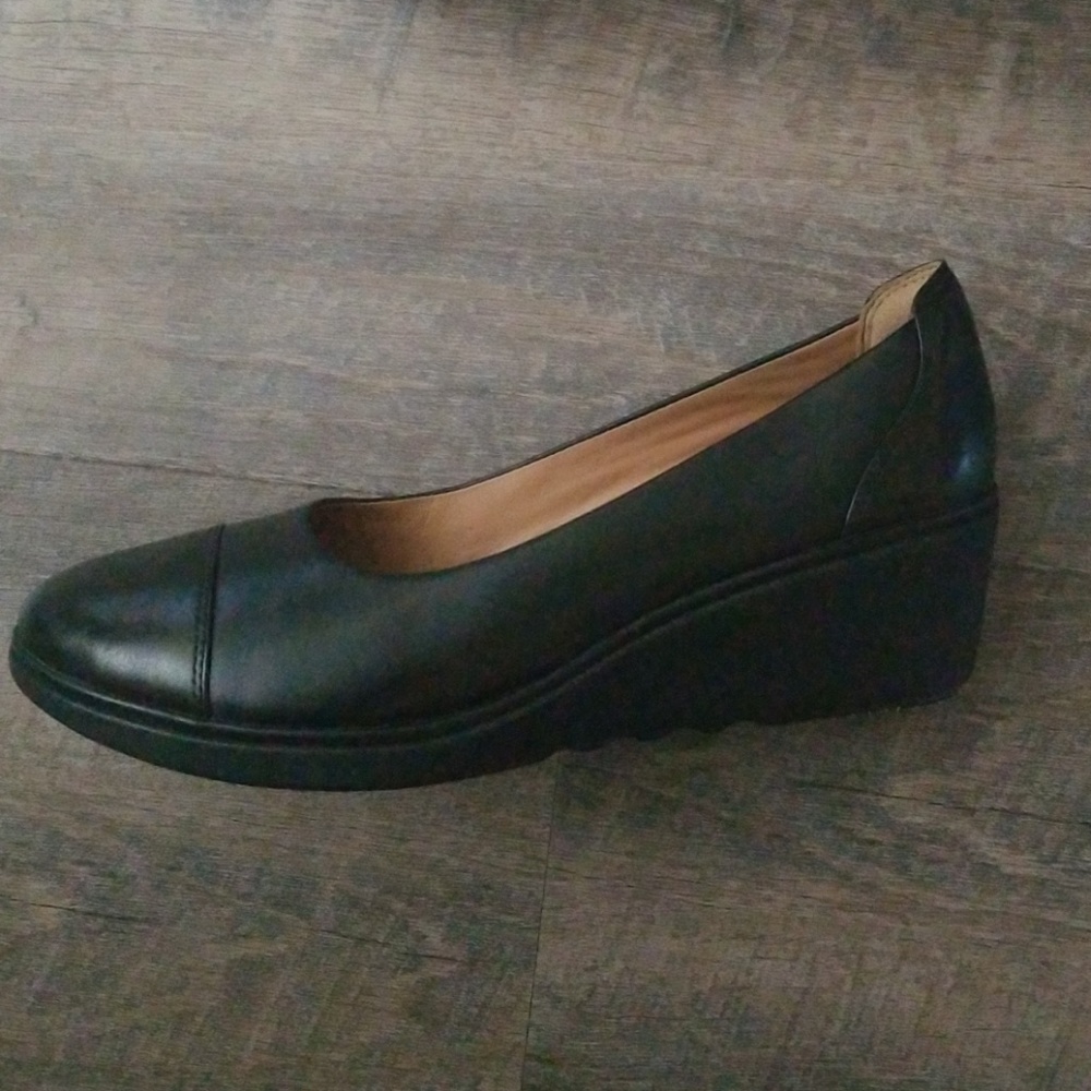NWT SMALL HEEL CLARKS